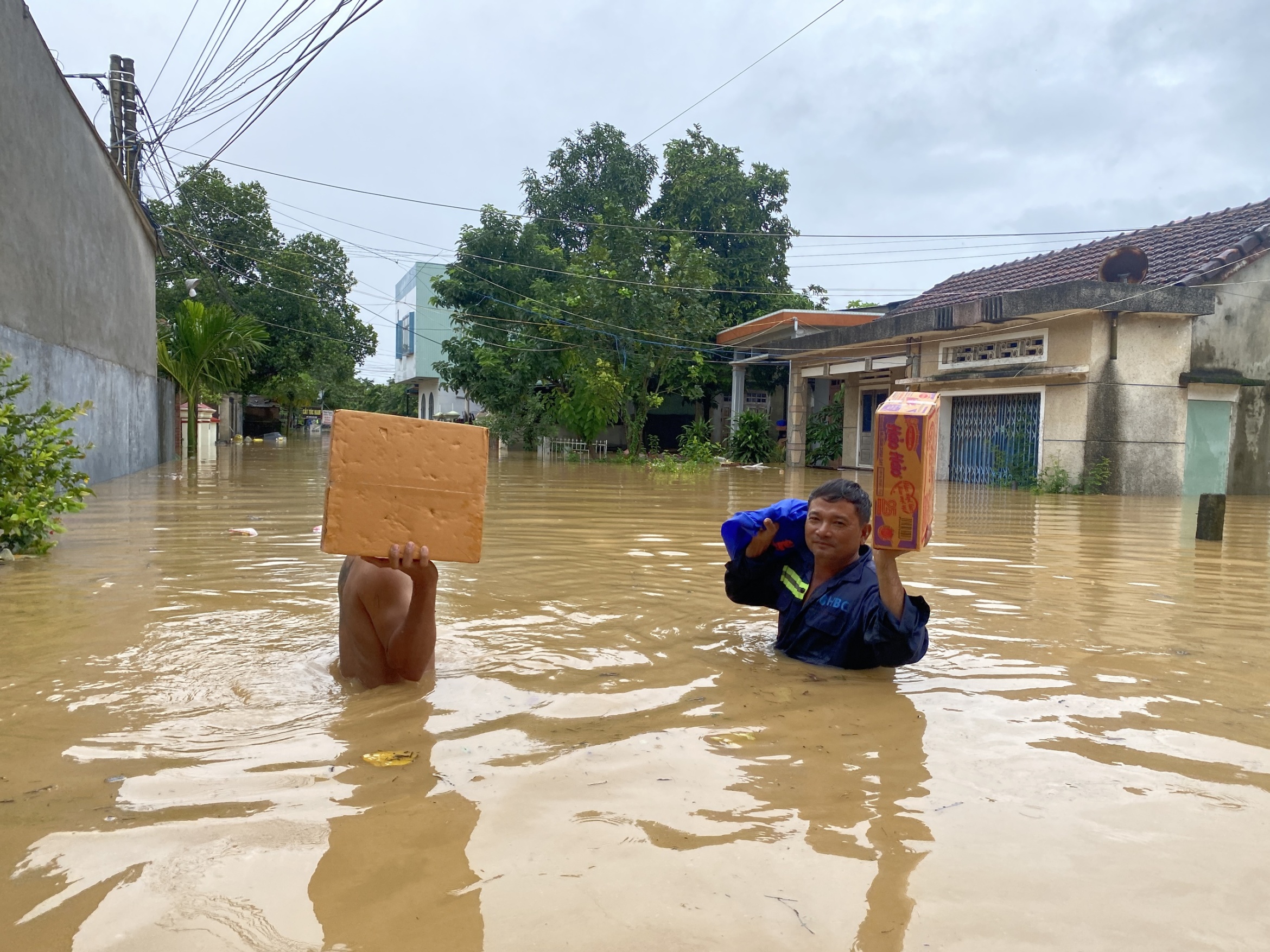 岘港洪水中心地区居民因第三天浸泡在洪水中而筋疲力尽
